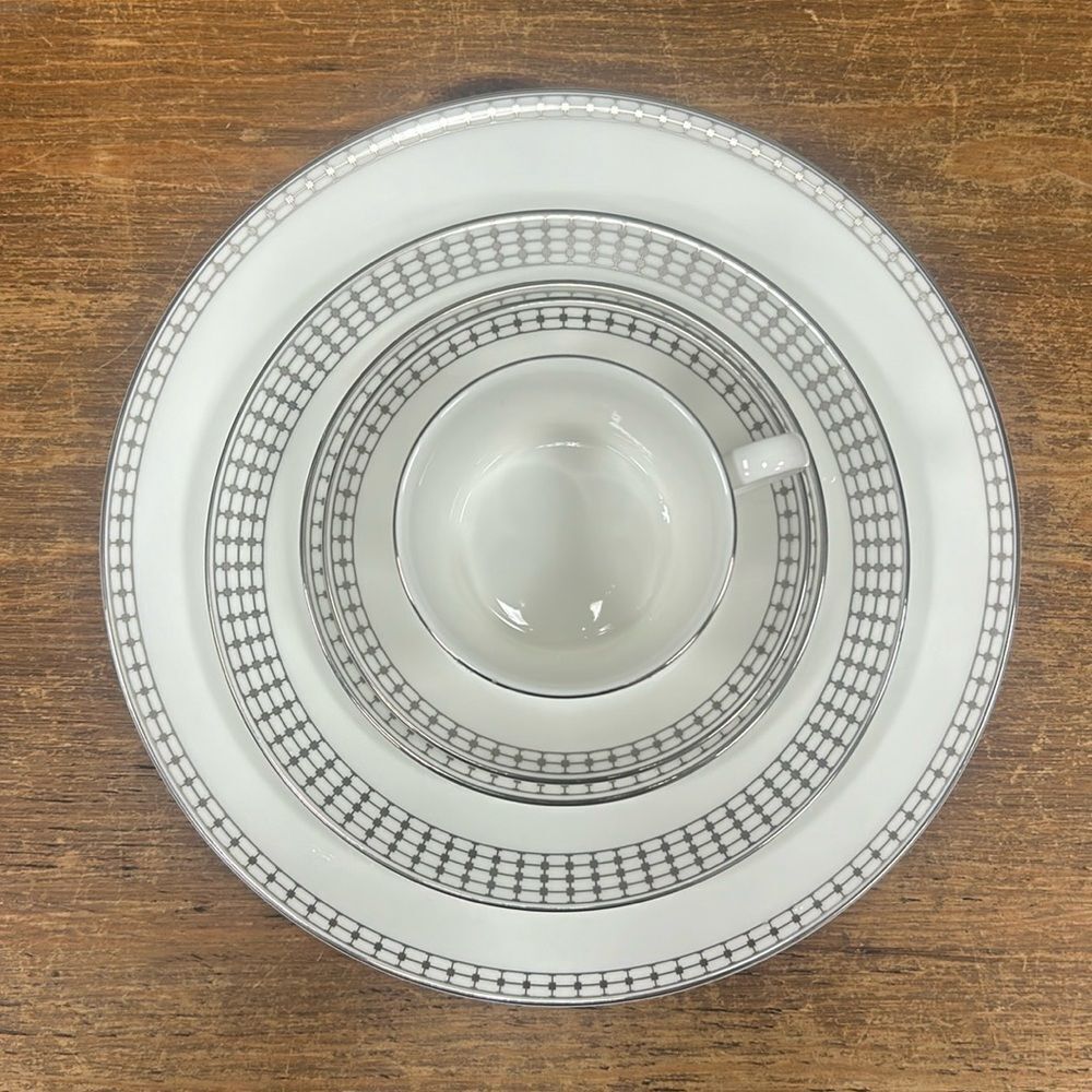 Wedgwood Procession China 5 piece plate setting. KK150